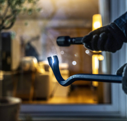 Νάξος: Χειροπέδες σε διαρρήκτη πολυτελών κατοικιών – Του έπεσαν κοσμήματα ενώ προσπαθούσε να ξεφύγει