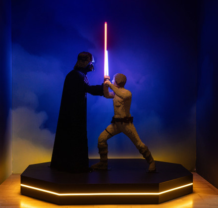 Star Wars: Σε δημοπρασία το φωτόσπαθο του Darth Vader - Το «αστρονομικό» ποσό Star Wars: Σε δημοπρασία το φωτόσπαθο του Darth Vader - Το «αστρονομικό» ποσό