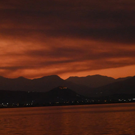 Φωτιά στην Κορινθία: Διάσπαρτες εστίες στον Φενεό - «Στάχτη» πάνω από 11.000 στρέμματα δάσους