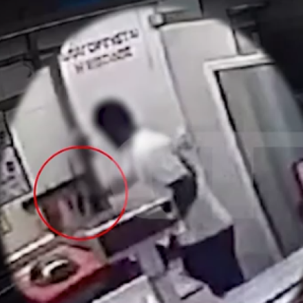 Βίντεο ντοκουμέντο: Εισέβαλε σε σουπερμάρκετ άρπαξε χασαπομάχαιρο και το κάρφωσε στον λαιμό του