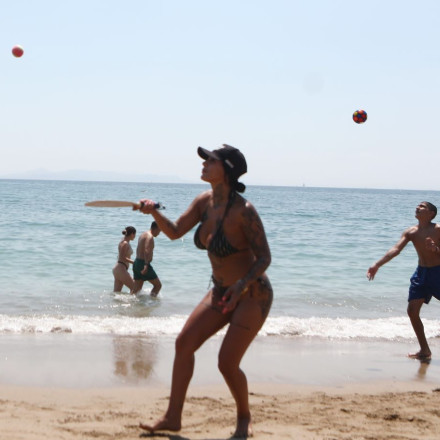 Καύσωνας: «Βούλιαξαν» από κόσμο οι παραλίες της Αττικής για λίγη δροσιά στο λιοπύρι