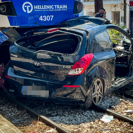 Βίντεο ντοκουμέντο: Καρέ καρέ η σύγκρουση ΙΧ με προαστιακό στην Πάτρα - Ο οδηγός αγνόησε τις μπάρες