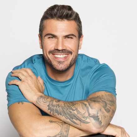 Viral η αντίδραση Πετρετζίκη όταν είδε αγοράκι να παίζει με την κόρη του στην παραλία