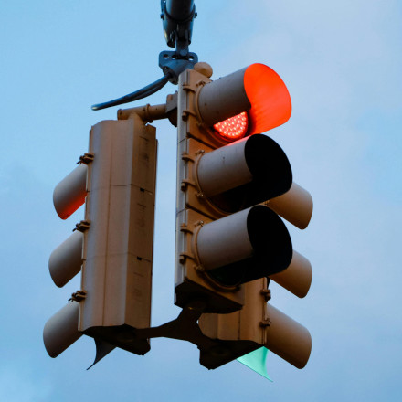 Το πιο αργό και viral φανάρι του κόσμου βρίσκεται στην Ελλάδα – 7,5 λεπτά αναμονή για το πράσινο