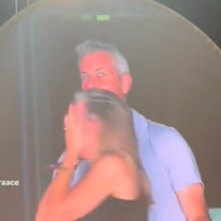 Coldplay, kiss cam και CEO… Το ελληνικό ίντερνετ πήρε «φωτιά» και τρολάρει ασύστολα