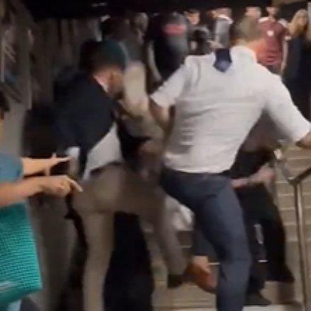 Βίντεο ντοκουμέντο: Αδιανόητο ξύλο στο μετρό του Λονδίνου σε ώρα αιχμής - Νήπιο κατέληξε στο πάτωμα