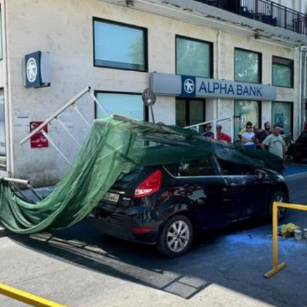 Σκαλωσιά «προσγειώθηκε» σε διερχόμενο αυτοκίνητο στην Ιεράπετρα - Πρόλαβε να αντιδράσει ο οδηγός