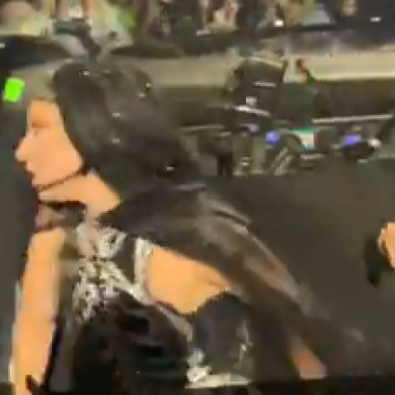 Η θεαματική τούμπα της Lady Gaga λίγο πριν ανέβει στο stage - Συνέχισε απτόητη το live της