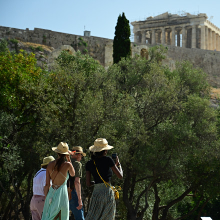 Λιγότερες ημέρες, περισσότερα ευρώ: Το νέο παράδοξο του ελληνικού τουρισμού