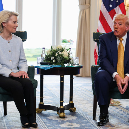 Συμφωνία Τραμπ  - φον ντερ Λάιεν - Στο 15% οι δασμοί της Ευρώπης  με τις ΗΠΑ