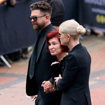 Ozzy Osbourne: Συντετριμμένη και υποβασταζόμενη η σύζυγος του Sharon στο τελευταίο «αντίο»