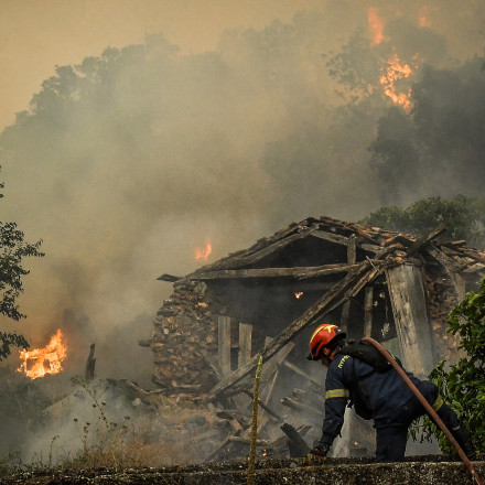 Φενεός: Συναγερμός από αναζωπύρωση - Το ευχαριστήριο μήνυμα κατοίκου προς την Πυροσβεστική