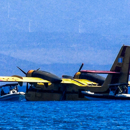 Ντοκουμέντα από την προσθαλάσσωση και τη ρυμούλκηση του Canadair -Οι σωτήριες κινήσεις των χειριστών