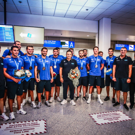 Θερμή υποδοχή για τους «χάλκινους» της Εθνικής πόλο στο «Ελ. Βενιζέλος» [vid]