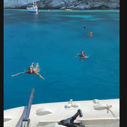 Αγριογούρουνο... παίρνει στο κυνήγι τουρίστριες μέσα στη θάλασσα στην Ιθάκη