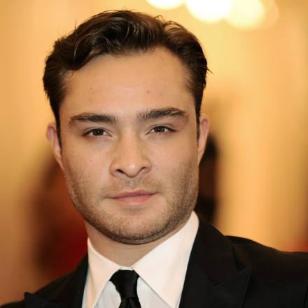 Στην Κέρκυρα ο Ed Westwick: Οι καλοκαιρινές βουτιές στο Ιόνιο με την οικογένειά του
