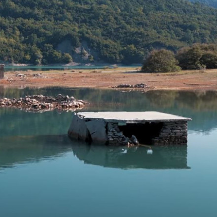 Εντυπωσιάζει ο βυθισμένος οικισμός Φάγκος στην Ήπειρο - Η ζωή «πάγωσε» όταν ήρθαν τα νερά