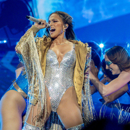 Τζένιφερ Λόπεζ: Γιόρτασε τα 56 με μια τούρτα υπερπαραγωγή και με την πιο hot εμφάνιση