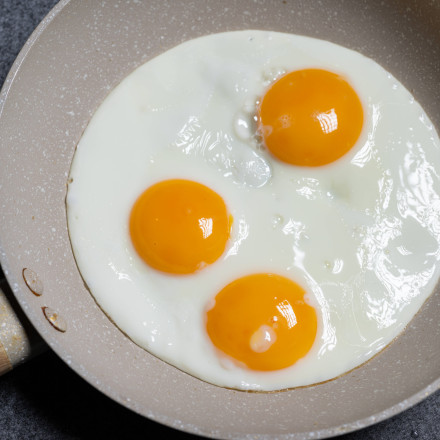 Νέα μελέτη «αθωώνει» τα αυγά από την κακή χοληστερόλη και τις καρδιοπάθειες