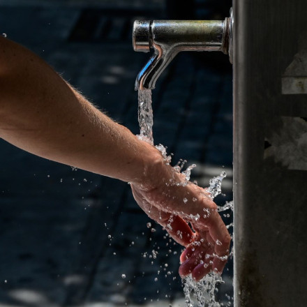 Meteo: Αφρικανική σκόνη «πνίγει» τη Δυτική Ελλάδα εν μέσω καύσωνα