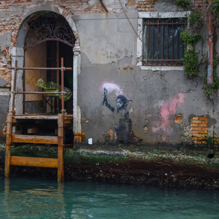 Ξεθωριασμένη τοιχογραφία του Banksy αφαιρέθηκε από κτίριο της Βενετίας για αποκατάσταση