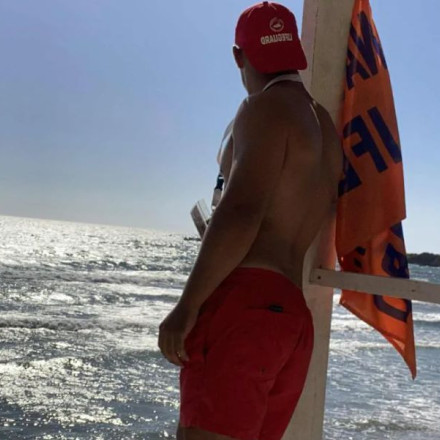 Ναυαγοσώστης έσωσε τρίχρονο κοριτσάκι από βέβαιο θάνατο στο Κατάκολο Ηλείας