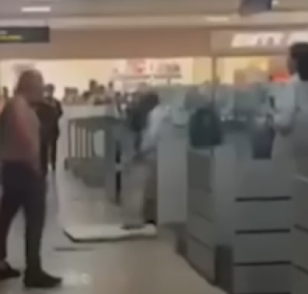 Ημίγυμνος ταξιδιώτης σε αμοκ βρίζει και χτυπά υπαλλήλους αεροδρομίου - Πώς «πλήρωσε» την έκρηξή του Ημίγυμνος ταξιδιώτης σε αμοκ βρίζει και χτυπά υπαλλήλους αεροδρομίου - Πώς «πλήρωσε» την έκρηξή του