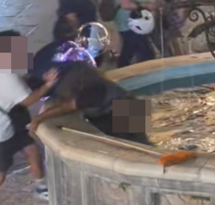 «Μου έδωσαν χρήματα για να με... αποζημιώσουν»: Τι λέει ο άστεγος που έριξαν σε σιντριβάνι στη Ρόδο «Μου έδωσαν χρήματα για να με... αποζημιώσουν»: Τι λέει ο άστεγος που έριξαν σε σιντριβάνι στη Ρόδο