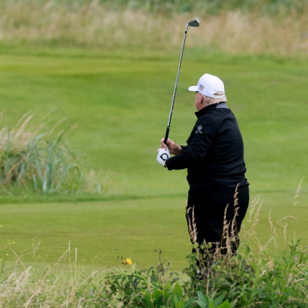 Τραμπ: Το έριξε στο γκολφ πριν τη συνάντηση με την Ούρσουλα στη Σκωτία για τους δασμούς