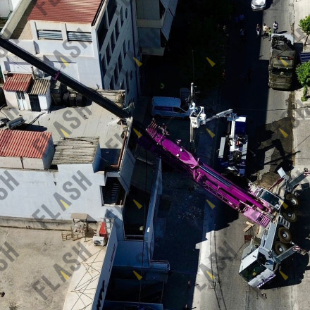 Περιστέρι: Βίντεο και φωτογραφίες από το drone του Flash με τον γερανό που έπεσε σε σπίτι Περιστέρι: Βίντεο και φωτογραφίες από το drone του Flash με τον γερανό που έπεσε σε σπίτι