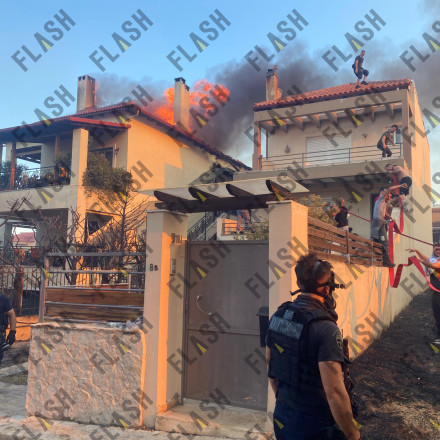 Φωτιά στη Δροσοπηγή: Δραματικές εικόνες με σπίτια παραδομένα στις φλόγες - Δείτε βίντεο