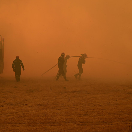 Ντοκουμέντο: Πυροσβέστες μέσα στους καπνούς δίνουν μάχη με τις φλόγες και τους ανέμους - Δείτε βίντεο