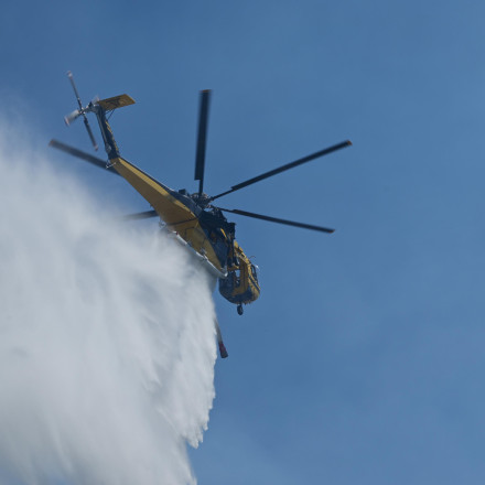 Μεγάλη αναζωπύρωση στα Κύθηρα - Μηνύματα του 112 για εκκένωση τριών περιοχών