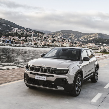 Νέες τιμές Jeep Compass PHEV 4xe και Jeep Avenger στη Βελμάρ