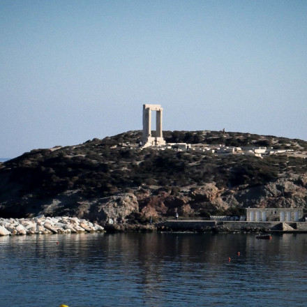 Άνοιξε ο «ασκός του Αιόλου» στη Νάξο: Καταγγελία του δημάρχου για το συρματόπλεγμα στην Πορτάρα