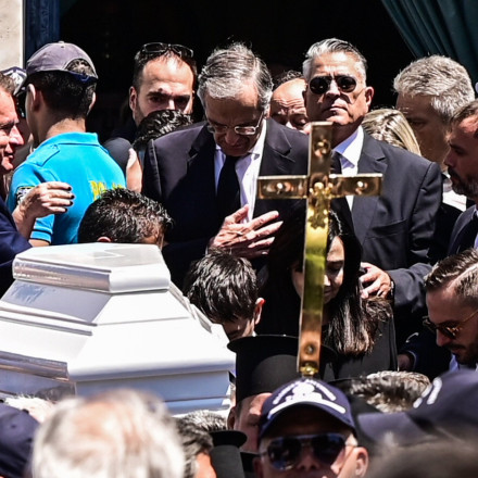 Θλίψη στην κηδεία της Λένας Σαμαρά: Πλήθος κόσμου είπε το «τελευταίο αντίο» - Βίντεο και φωτογραφίες