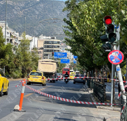 Κλειστή λωρίδα στην Αλεξάνδρας λόγω επικίνδυνης κολώνας σηματοδότη Κλειστή λωρίδα στην Αλεξάνδρας λόγω επικίνδυνης κολώνας σηματοδότη