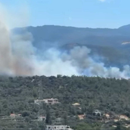Υπό μερικό έλεγχο η φωτιά στον Άγιο Νικόλαο Κρήτης - Ήχησε το 112: «Παραμείνετε σε ετοιμότητα»