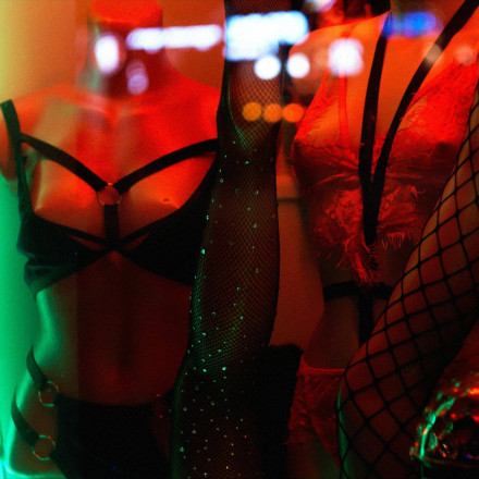 Ιδιοκτήτρια οίκου ανοχής αποκαλύπτει πώς «πιάνονται στη φάκα» οι άπιστοι σύζυγοι