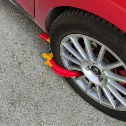 Ο Δήμος Θεσσαλονίκης «δαγκώνει» τα παράνομα παρκαρισμένα αυτοκίνητα