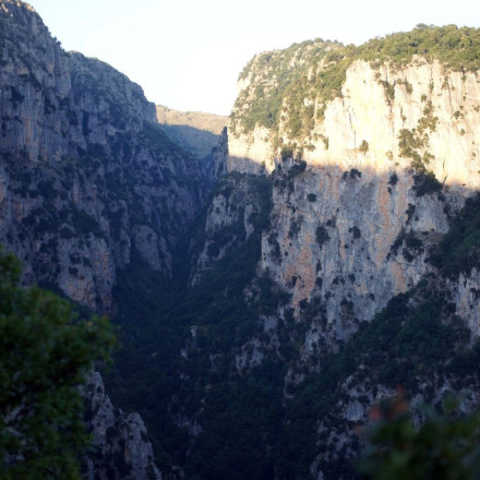 Σε εξέλιξη επιχείρηση απεγκλωβισμού τραυματισμένου μελισσοκόμου από το Φαράγγι της Σαμαριάς