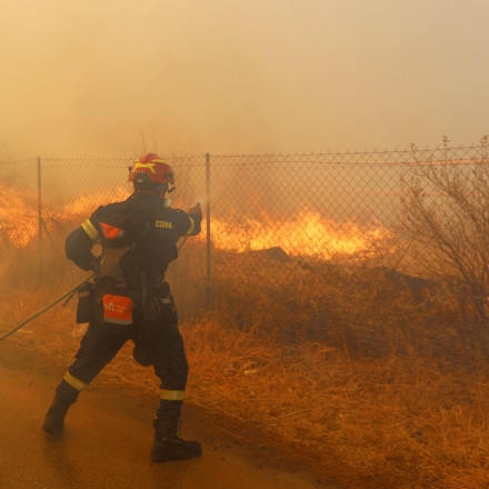 Meteo: Μικρή βελτίωση των πυρομετεωρολογικών συνθηκών τη νύχτα στην Κερατέα