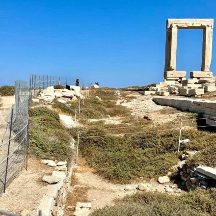 Αντιδράσεις στη Νάξο: Τοποθετήθηκε και συρματόπλεγμα γύρω από την Πορτάρα