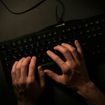 Φρίκη στο Διαδίκτυο για ανήλικη: 38χρονος την εξανάγκαζε να κακοποιεί σεξουαλικά την αδελφή της Φρίκη στο Διαδίκτυο για ανήλικη: 38χρονος την εξανάγκαζε να κακοποιεί σεξουαλικά την αδελφή της