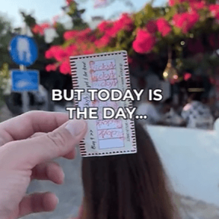 Η viral «αποστολή» ενός σταρ του Netflix - To παγωτατζίδικο στην Αντίπαρο και οι εννέα σφραγίδες