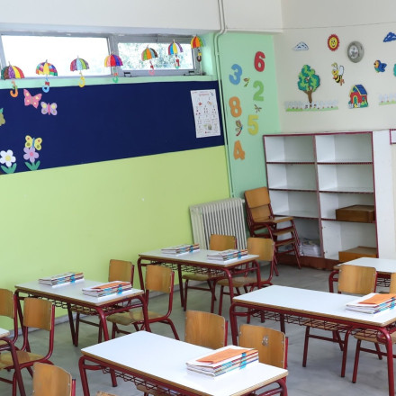 Απίστευτο: Δασκάλα στο Λουτράκι κατήγγειλε 6χρονο μαθητή για θωπεία