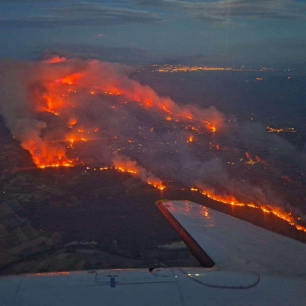 Μάχη με τεράστιες φλόγες στη νότια Γαλλία - Έχει καεί έκταση ίση με το μέγεθος του Παρισιού