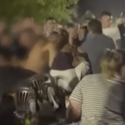 Αιτωλοακαρνανία: «Έφυγαν» καρέκλες και τραπέζια σε πανηγύρι - Φώναζε η Γωγώ Τσαμπά να σταματήσουν