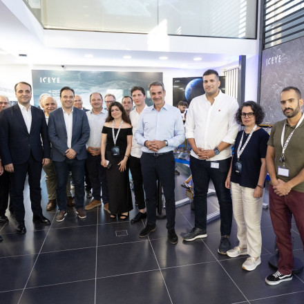 Ο Κυριάκος Μητσοτάκης στη γραμμή παραγωγής δορυφόρων της ICEYE στην Ελλάδα