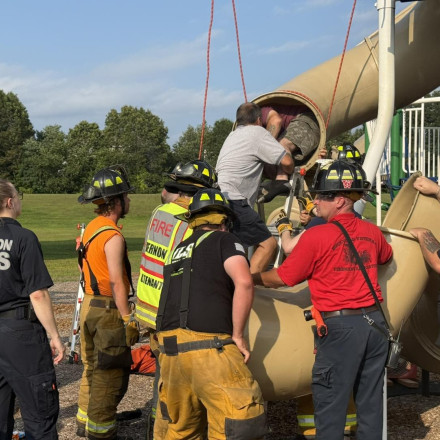 Τα παιδία... παίζει: Πυροσβέστες στις ΗΠΑ απεγκλώβισαν 40χρονο που σφήνωσε σε τσουλήθρα